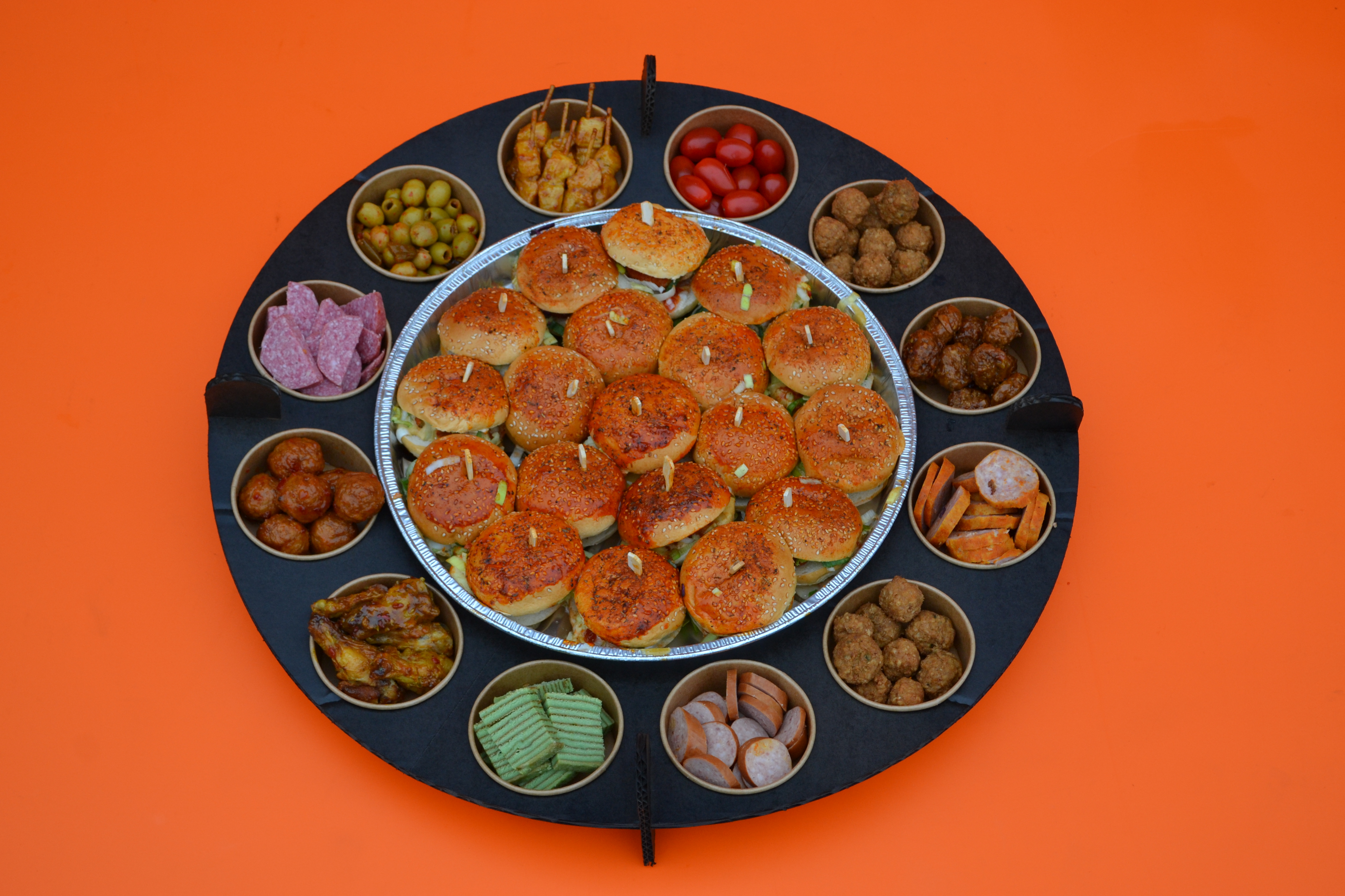 Borrel hapjesschaal met 18 hamburgers