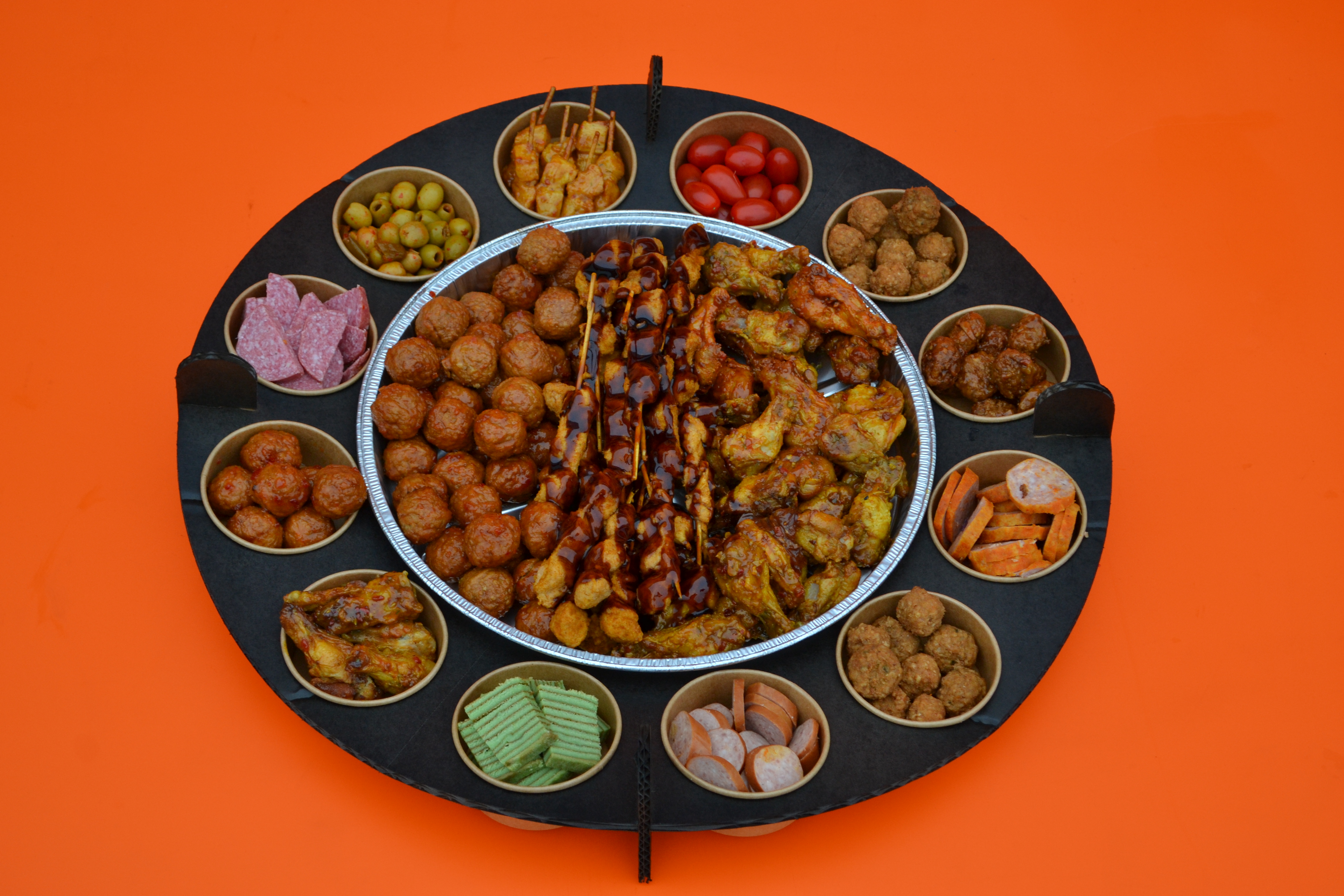 Borrel hapjesschaal met warme en koude hapjes