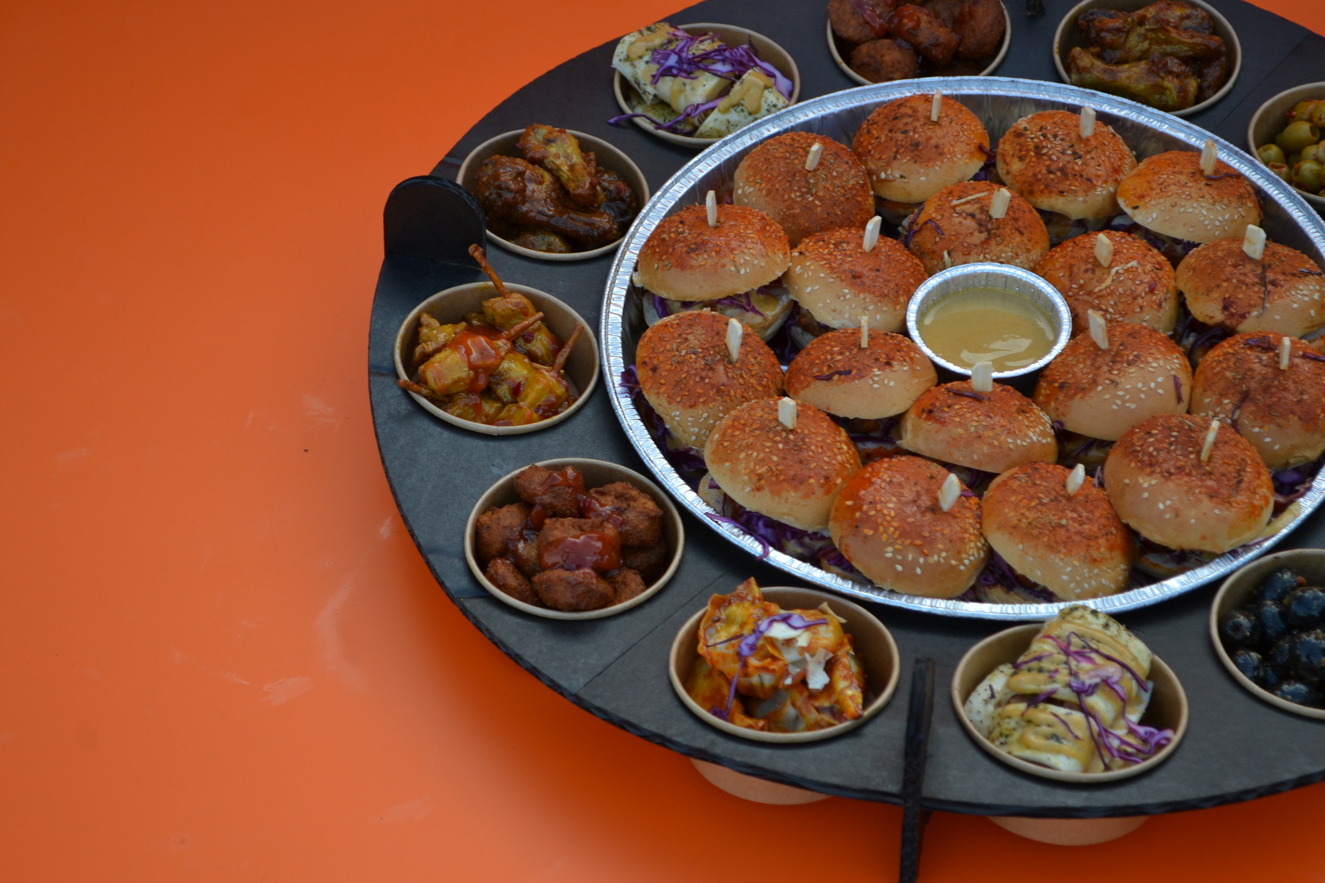 Halal hapjesschaal met 18 halalburgers
