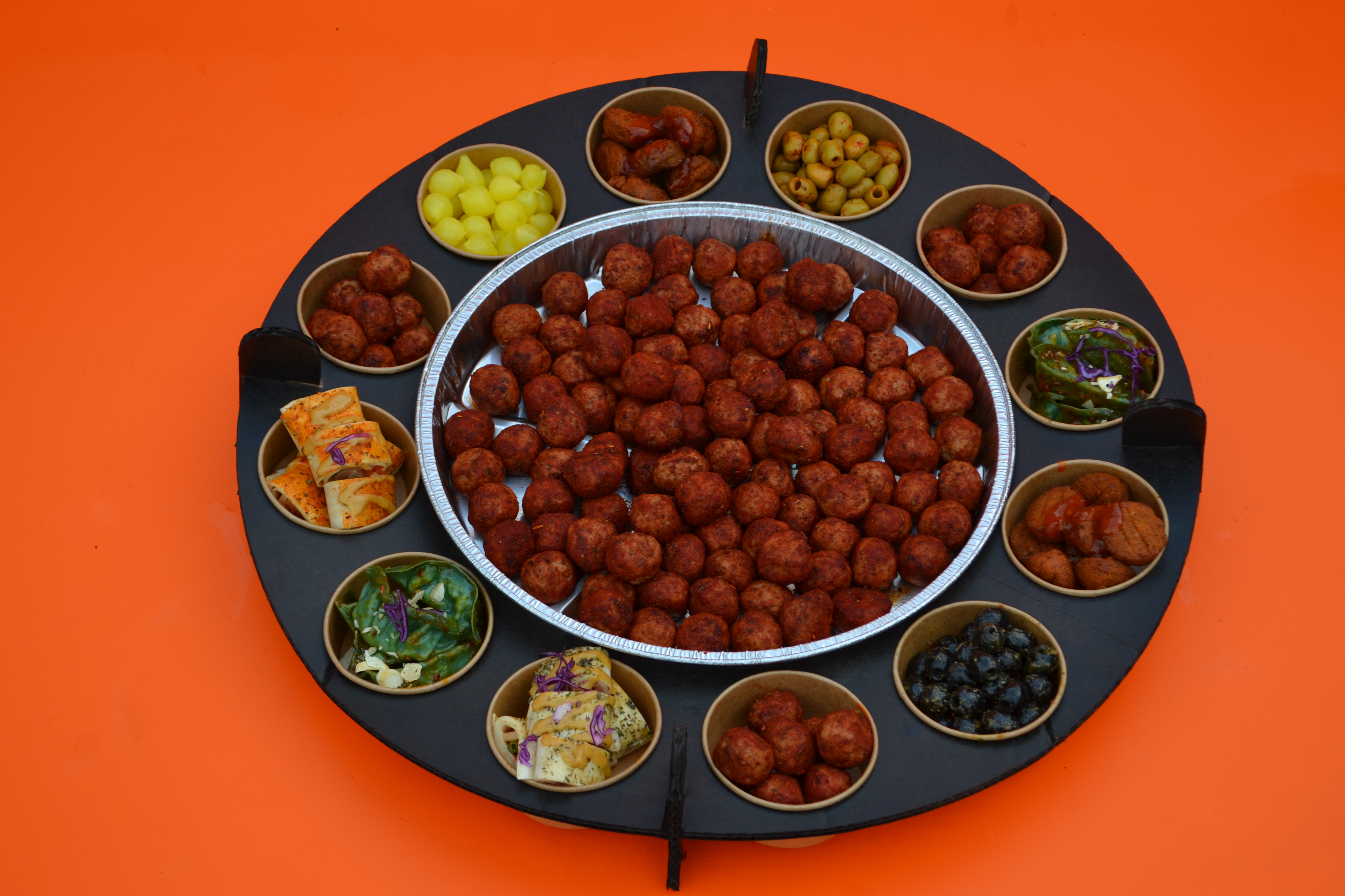 Vega borrelhapjes met ovenschaal vol balletjes